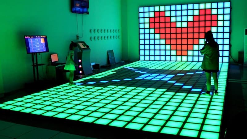 Centrum gier LED — widok ogólny z graczami