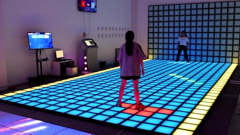 Centrum gier LED — gracze na podłodze interaktywnej
